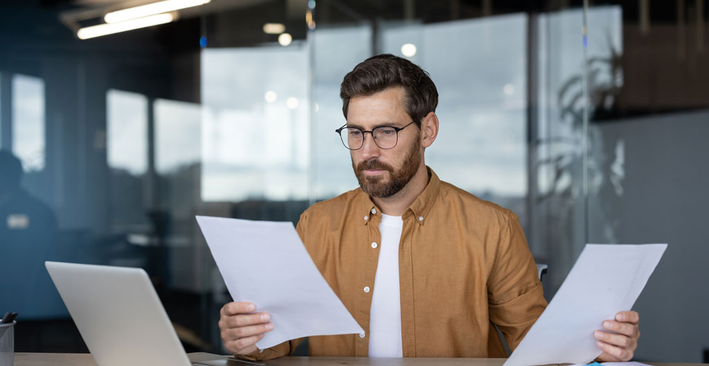 Table de consultation avec dossiers et documents comparatifs pour différents produits d'épargne disposés horizontalement